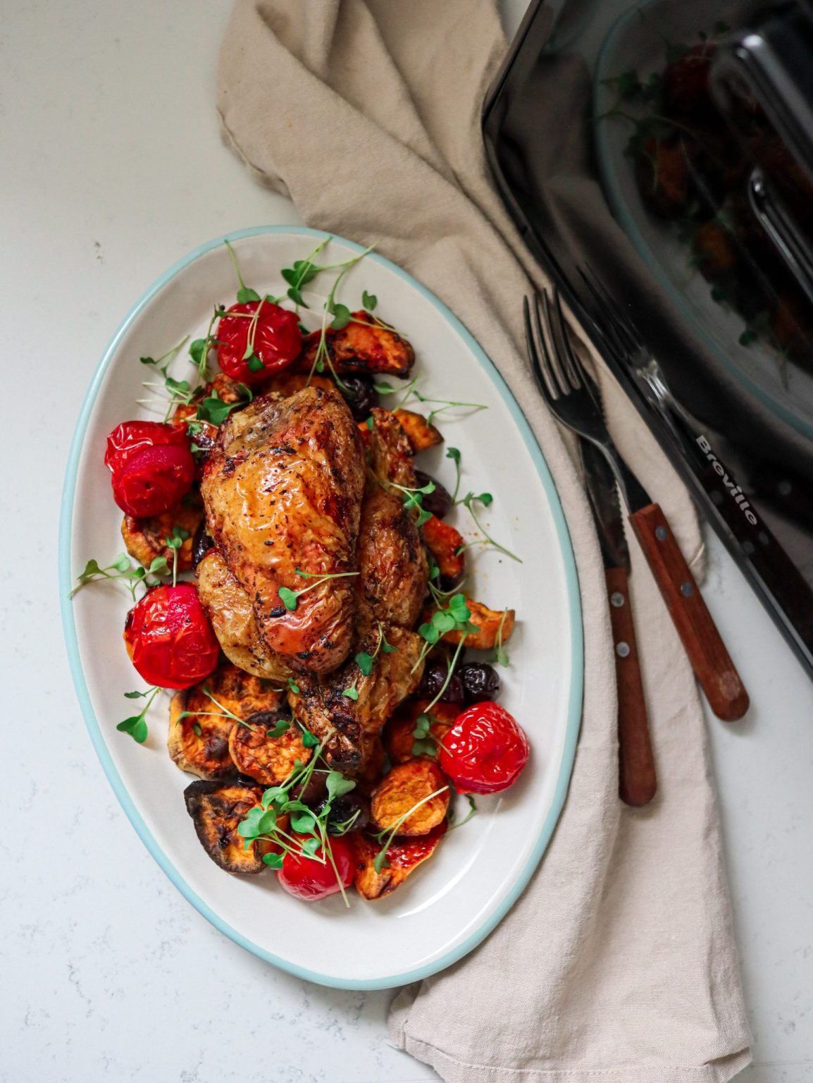 Pui la rotisor cu cartofi dulci, masline si rosii, la air fryer ...