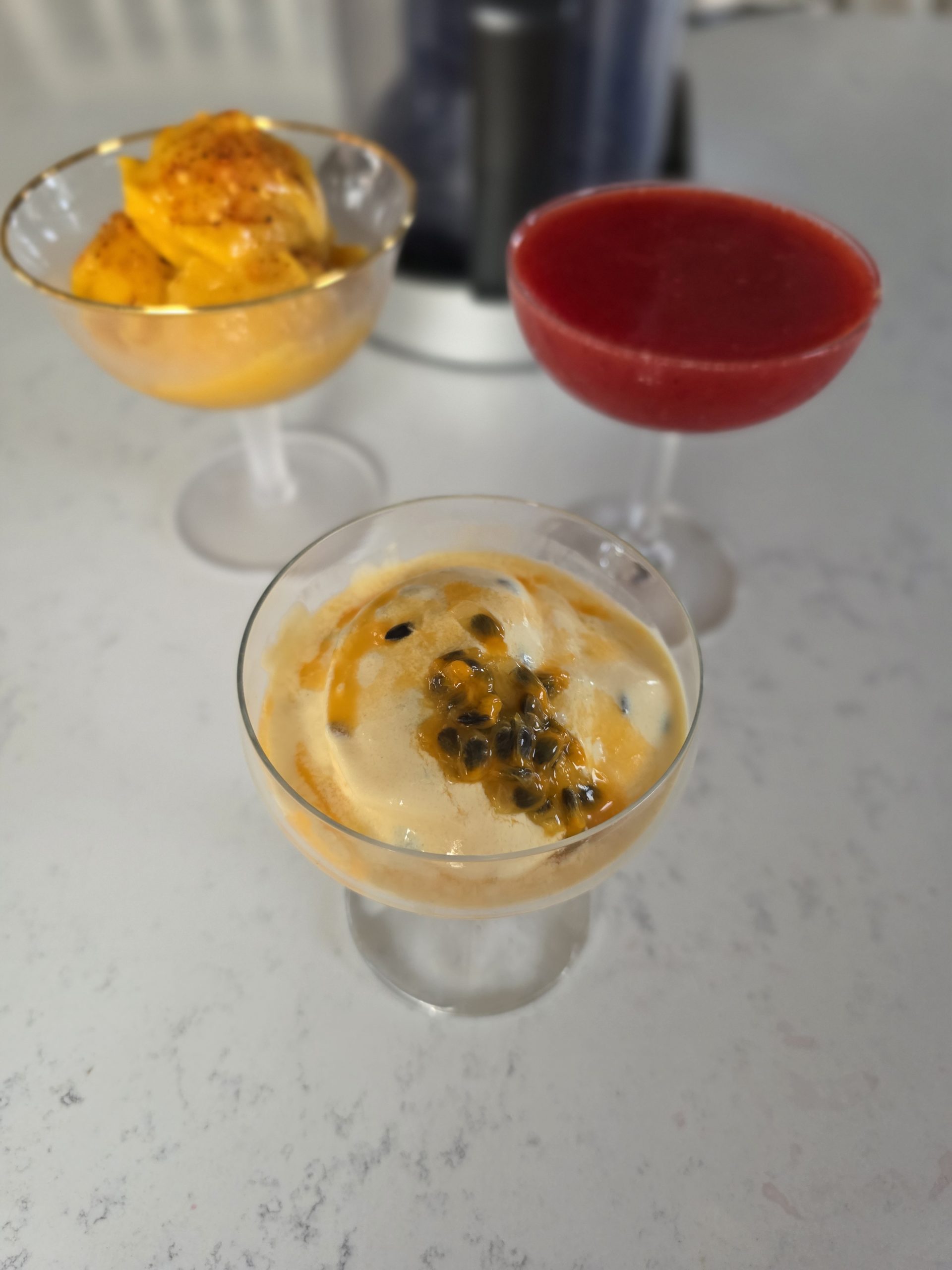 Sorbet de mango caramelizat picant, cocktail Frozen Daiquiri cu căpșuni, înghețată de fructul pasiunii cu lapte condensat