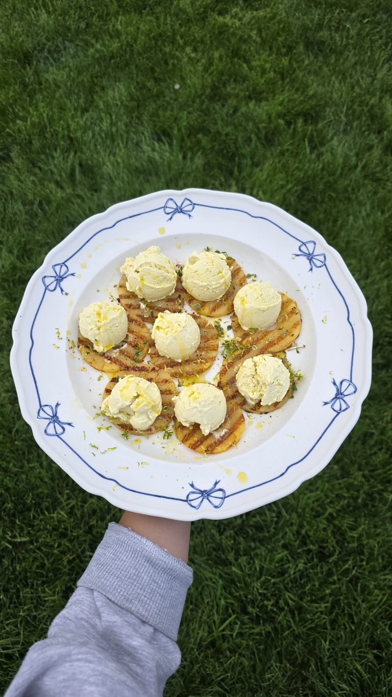 Ananas la grătar cu înghețată și ulei de măsline