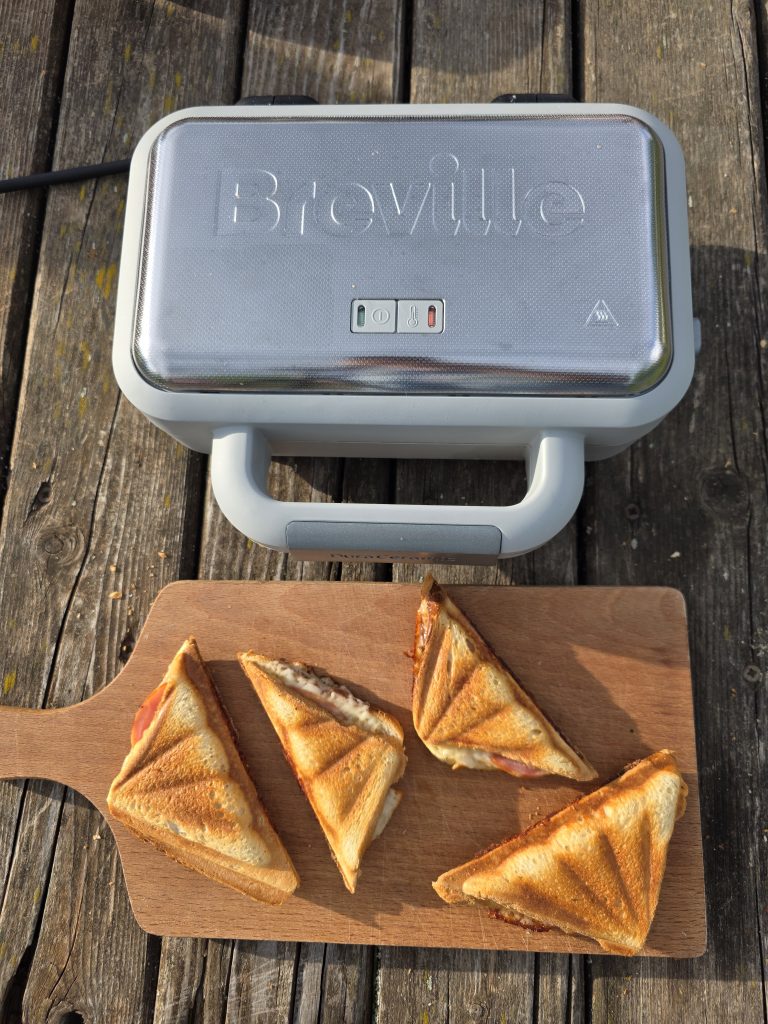 Două în unu: Aparatul Breville de gofre care se transformă în aparat de sandwich-uri
