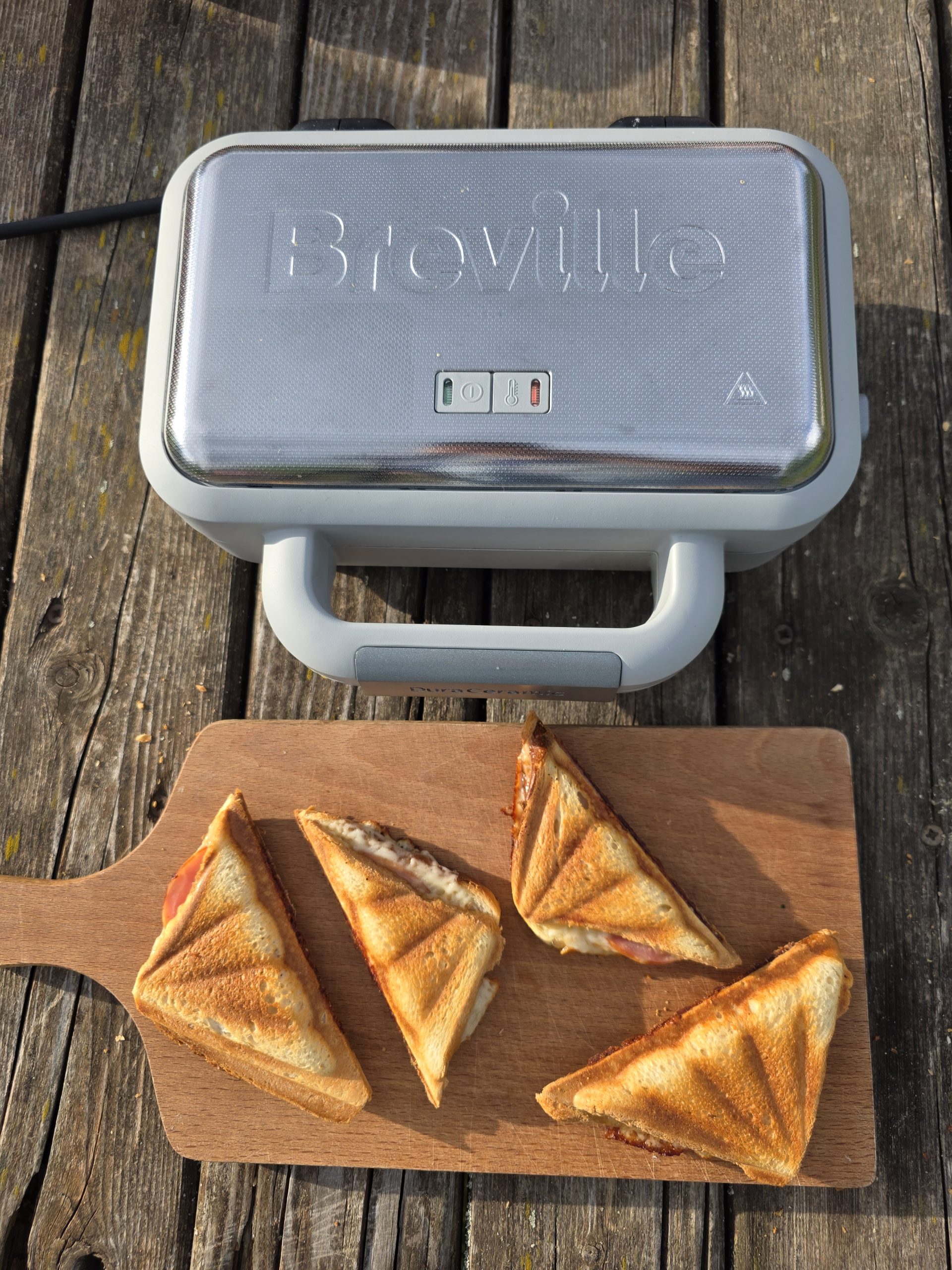 Două în unu: Aparatul Breville de gofre care se transformă în aparat de sandwich-uri