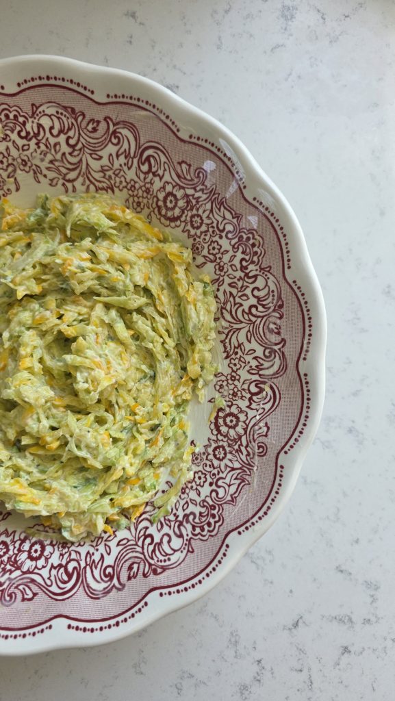 Salată de dovlecei cruzi cu iaurt. Proaspătă, ușoară, gustoasă