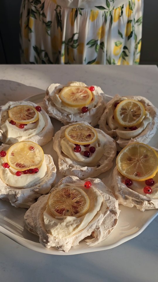 Pavlova din 3 ingrediente: albuș, zahăr, smântână + fructele preferate