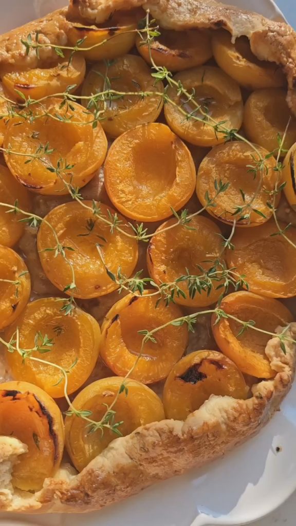 Tarta rustică, galette, cu caise, unt de arahide și cimbrișor