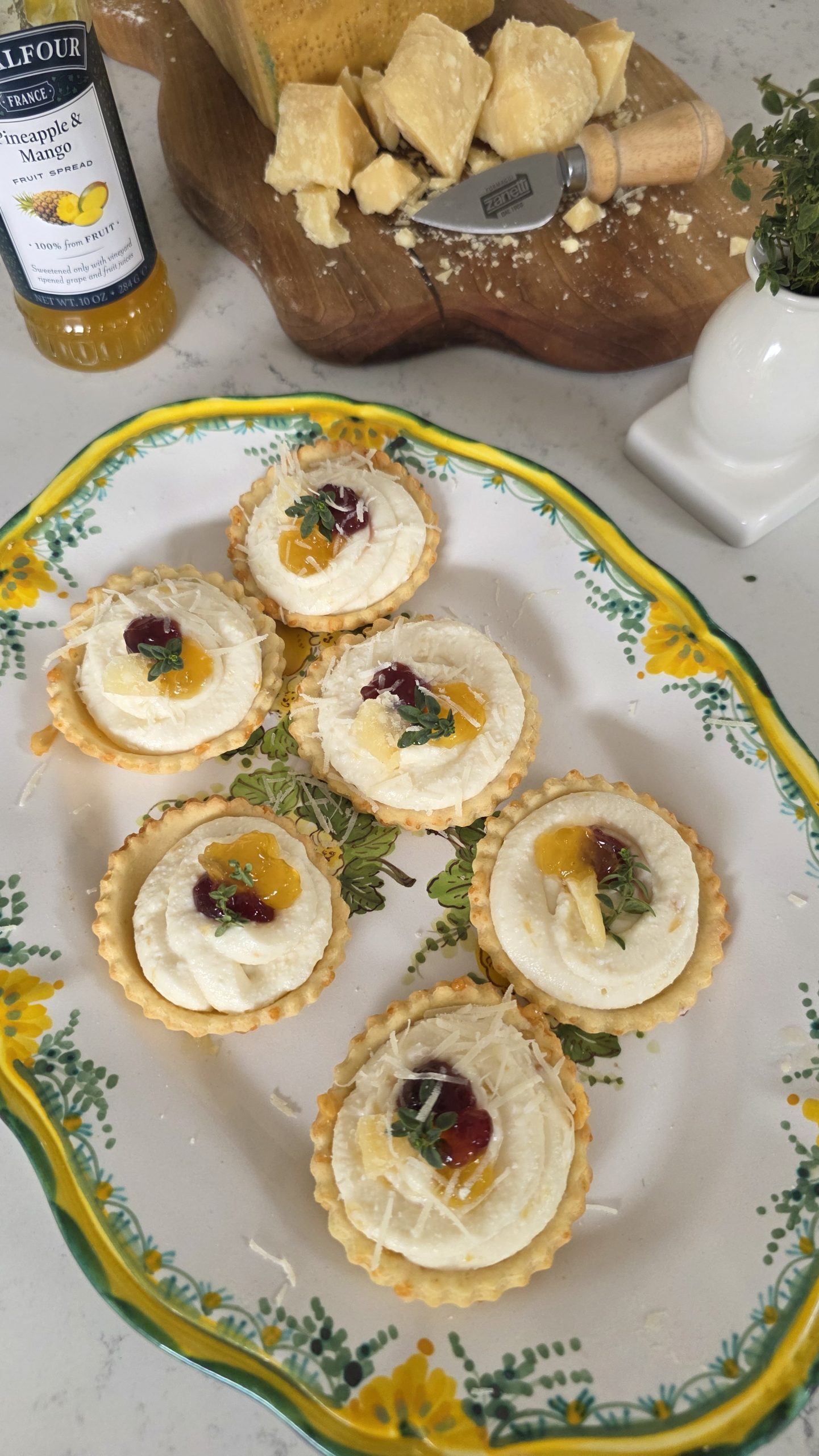 Desert proteic, fără zahăr adăugat mini tarte cu ricotta, Parmigiano și gem