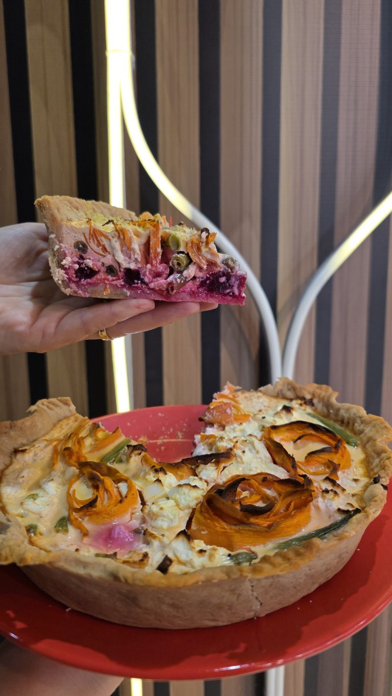 Tartă "Tablou de toamnă" cu sfeclă, fasole verde și morcovi. Poate fi și de post