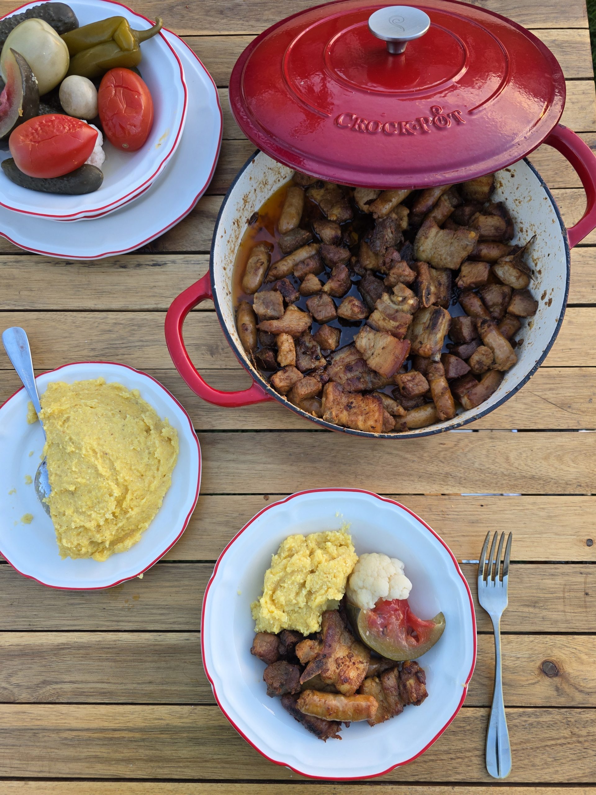 Pomana porcului, gătită în vas de fontă emailată