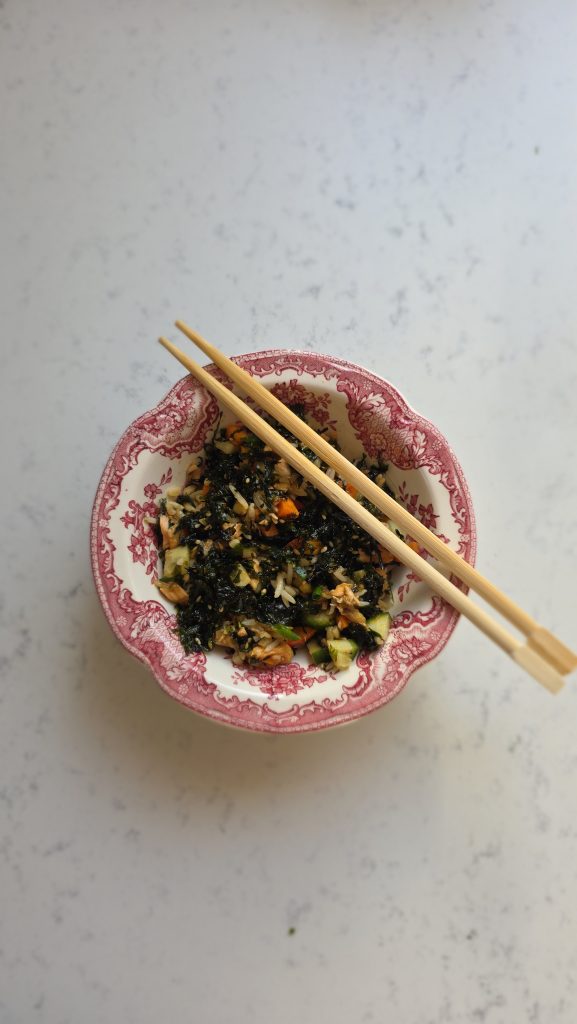 Salată asiatică de orez cu somon (sau ton), cu dressing aromat