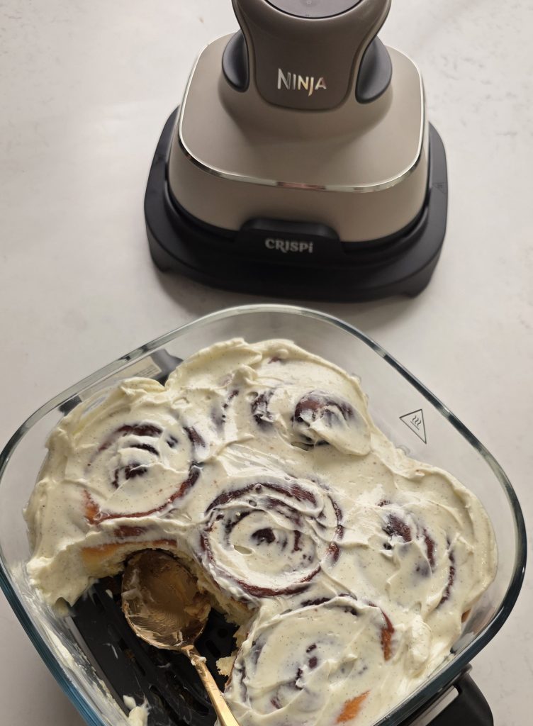 Cinnamon rolls coapte în doar 15 minute la airfryerul Ninja CRISPi