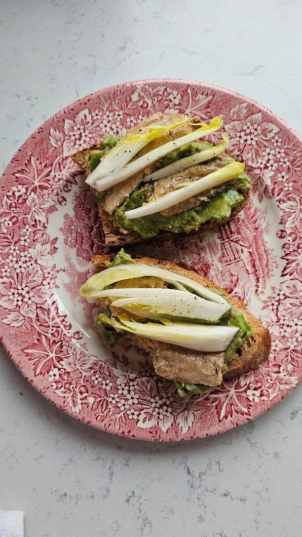 Avo toast cu sardine, hrean cu măr și andive