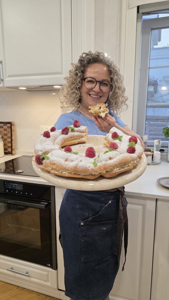 Coroniță choux cu cremă mousseline de vanilie și jeleu de zmeură