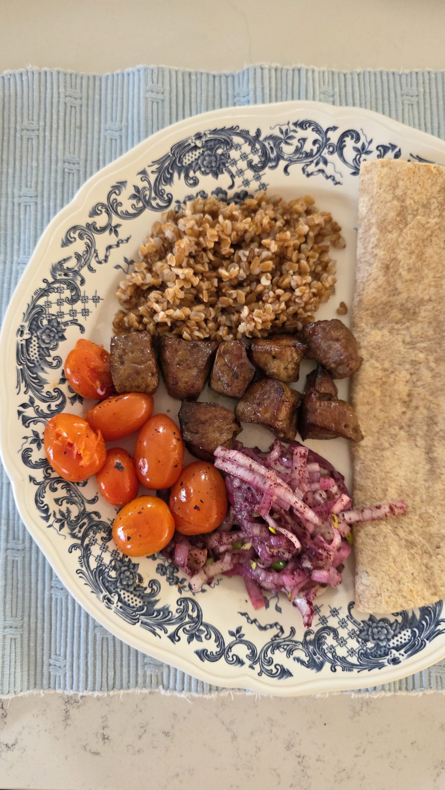 Cină în 20 de minute. Ficat de vită la airfryer cu bulgur și salată de ceapă roșie