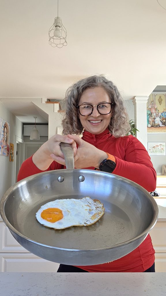 Cum gătesc în tigaia de inox fără să se lipească