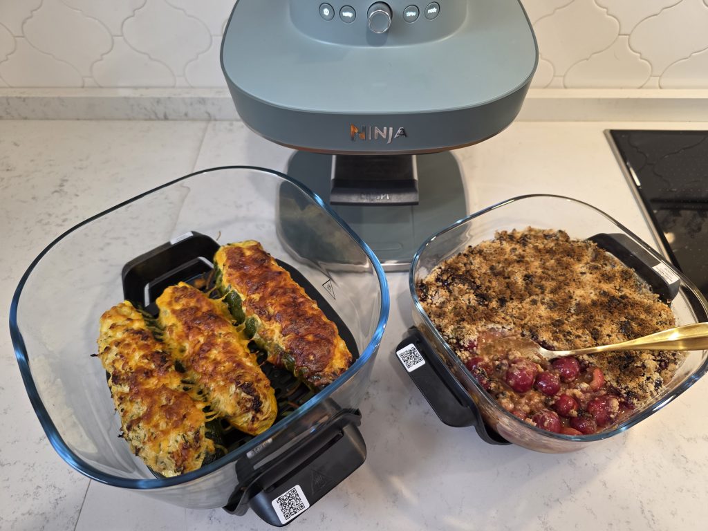 Meniu dovlecei umpluți cu piept de pui și brânză de vaci + crumble de cireșe și piersici la Ninja CRISPi Pro