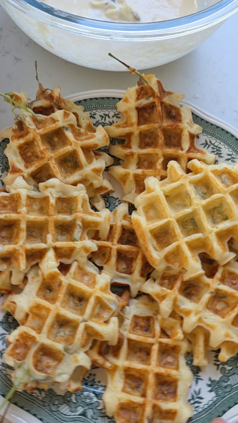 "Șoricei" din salcâm la waffle maker - gofre cu flori de salcâm, clătite din flori de salcâm fără baie de ulei
