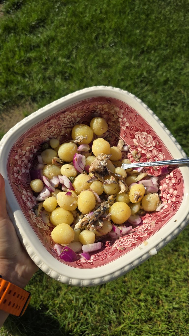 Salată de cartofi cu sardine pentru o cină ușoară și rapidă