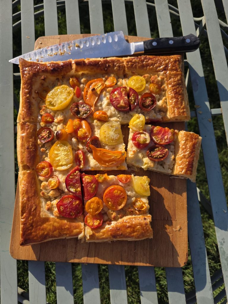 Tartă rapidă cu tomate și brânză