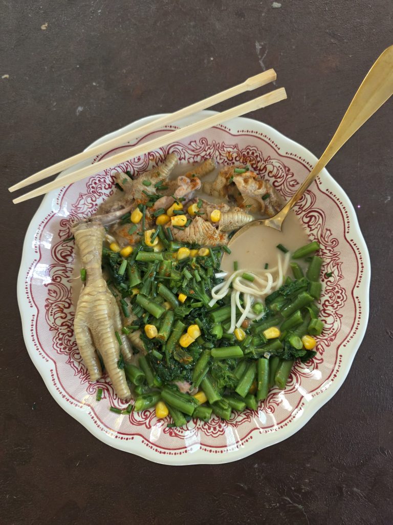 Supă asiatică picantă cu gheare de pui și lapte de cocos