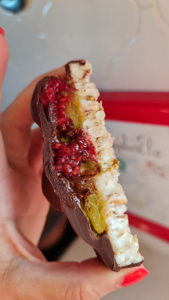 Gustare dulce cu orez expandat și fructe