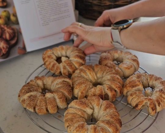 Mere în foietaj din cartea "Deserturi Magice cu Prăjiturela"